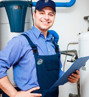 Técnico especializado revisando un calentador de agua